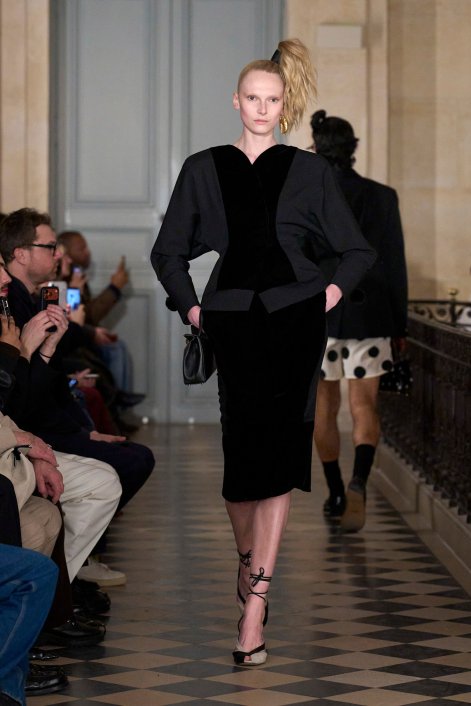 wysoki kucyk sleek high ponytali na pokazie Jacquemus 4