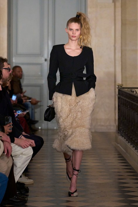 wysoki kucyk sleek high ponytali na pokazie Jacquemus 6