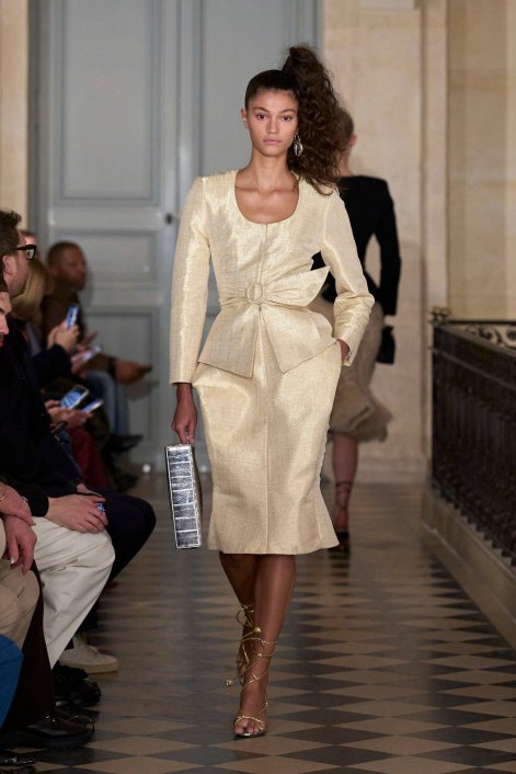 wysoki kucyk sleek high ponytali na pokazie Jacquemus 8