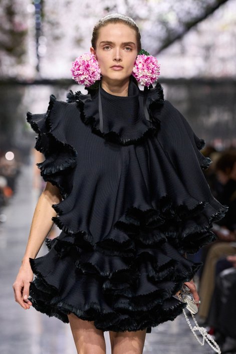 wet hair look fryzura z pokazu Diora