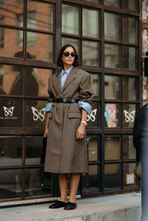 pasek-XL-modny-dodatek-trendy-wiosna-lato-2026-stylizacje-New York str S26 1324