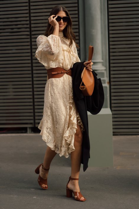 pasek-XL-modny-dodatek-trendy-wiosna-lato-2026-stylizacje-Paris str S26 2653