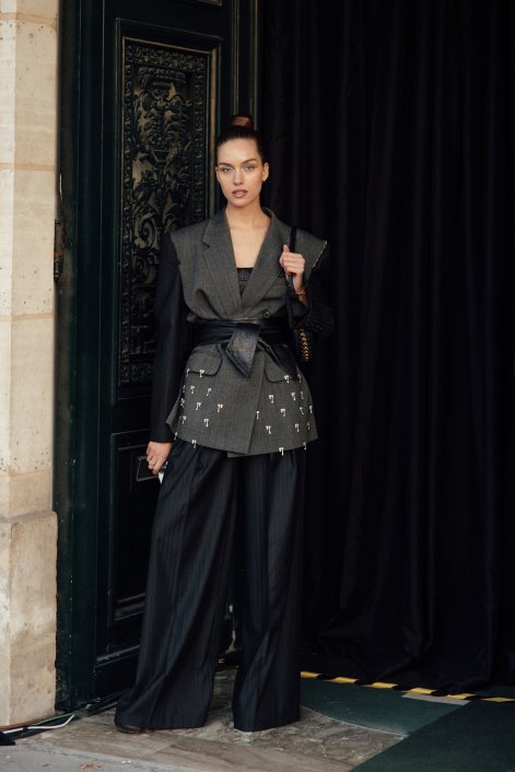 pasek-XL-modny-dodatek-trendy-wiosna-lato-2026-stylizacje-Paris str S26 3085