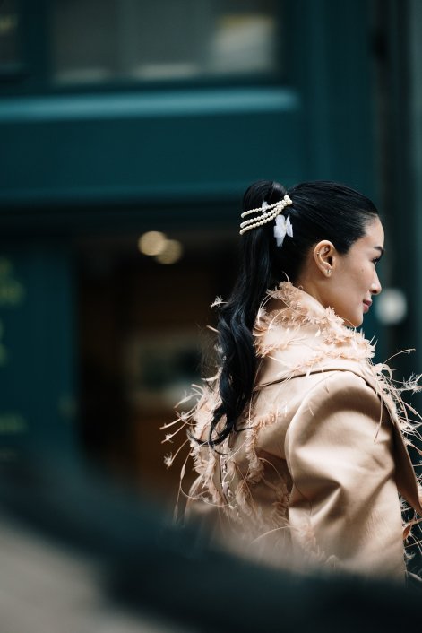 fryzury z tygodnia mody w Paryżu 27