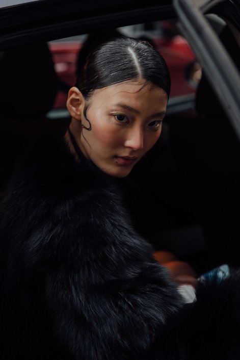 fryzury z tygodnia mody w Paryżu 32