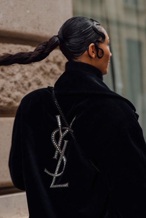 fryzury z tygodnia mody w Paryżu 35