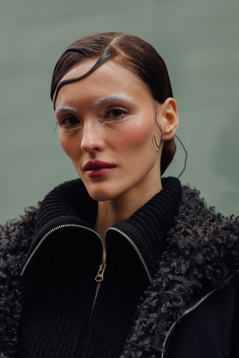 fryzury z tygodnia mody w Paryżu 35