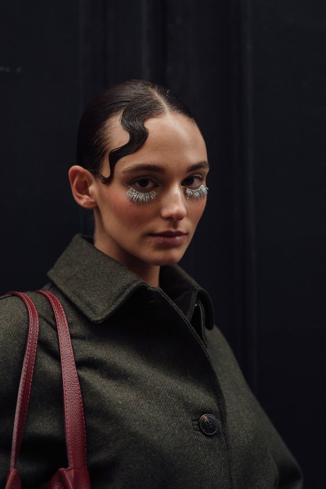 fryzury z tygodnia mody w Paryżu 39