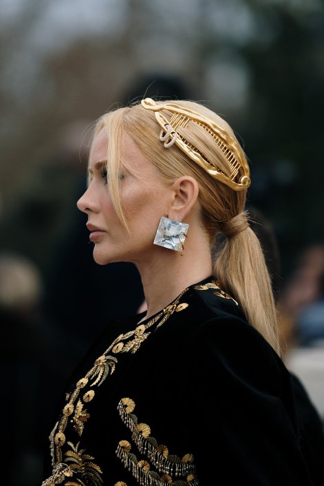 fryzury z tygodnia mody w Paryżu 41