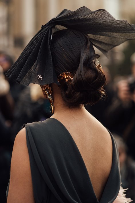 fryzury z tygodnia mody w Paryżu 43