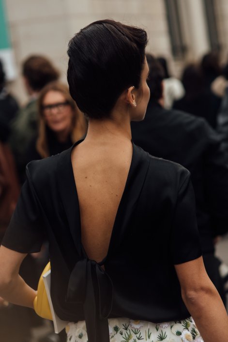 fryzury z tygodnia mody w Paryżu 46