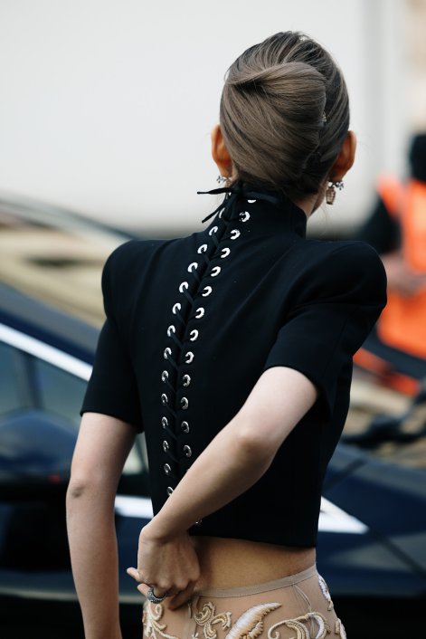 fryzury z tygodnia mody w Paryżu 51