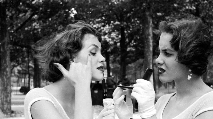 3 powody, dla których osądzanie innych nam szkodzi. Ekspertka mówi, jak lepiej żyć bez oceniania