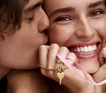 Biżuteria, która mówi więcej niż słowa. Walentynkowa kolekcja Pandora celebruje miłość wnbsp;trzech odsłonach