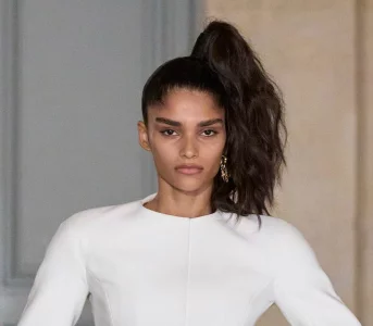 Fryzura znbsp;lat 80. powraca wnbsp;nowej odsłonie. Wysoki kucyk znbsp;pokazu Jacquemusa hitem wiosny