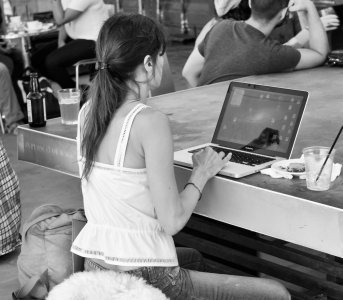 O odmianie zapożyczeń znbsp;języka angielskiego. E-mail, SMS inbsp;reguły polszczyzny