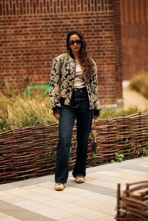 jeansy-z-prostą-nogawką-trendy-wiosna-lato-2026-London str S26 0685