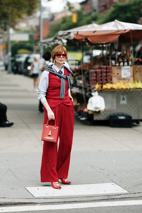 sweter-lub-koszula-jako-akcent-stylizacji-trendy-wiosna-lato-2026-New York str S26 0575