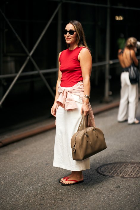 sweter-lub-koszula-jako-akcent-stylizacji-trendy-wiosna-lato-2026-New York str S26 0777