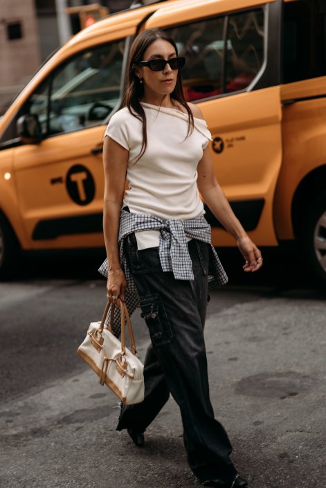 sweter-lub-koszula-jako-akcent-stylizacji-trendy-wiosna-lato-2026-New York str S26 1353