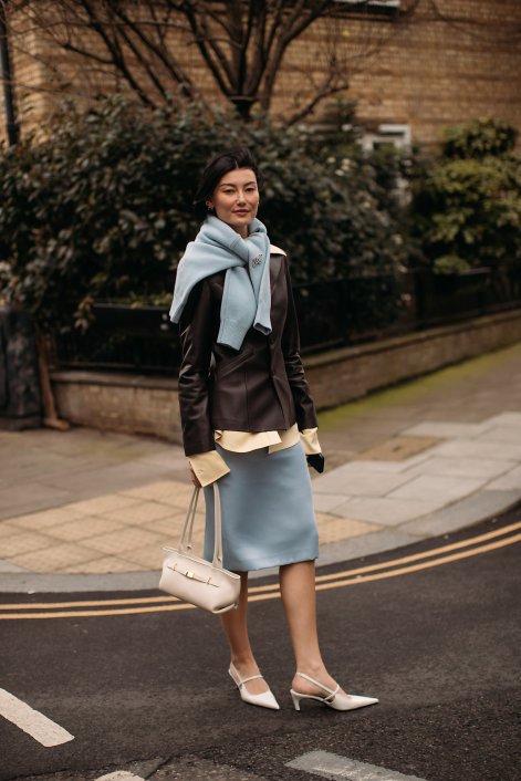 sweter-lub-koszula-jako-akcent-stylizacji-trendy-wiosna-lato-2026-sweter-lub-koszula-jako-akcent-stylizacji-trendy-wiosna-lato-2026-London str F25 0140