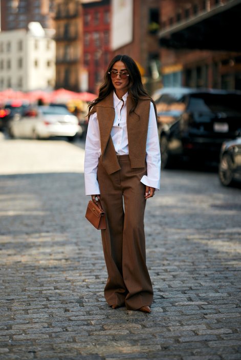 sweter-lub-koszula-jako-akcent-stylizacji-trendy-wiosna-lato-2026-New York str S26 0847