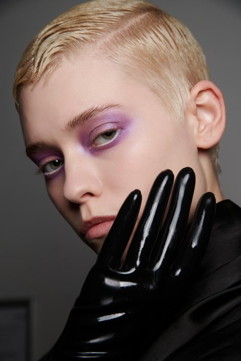 kolorowe-powieki-modny-makijaż-oczu-wiosna-lato-2026-Richard Quinn bks F23 056