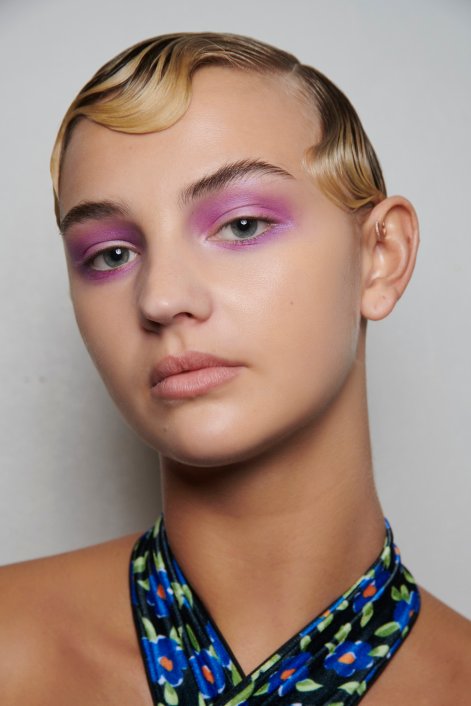 kolorowe-powieki-modny-makijaż-oczu-wiosna-lato-2026-Richard Quinn bks F23 019