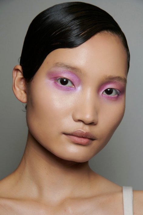 kolorowe-powieki-modny-makijaż-oczu-wiosna-lato-2026-Richard Quinn bks F23 032