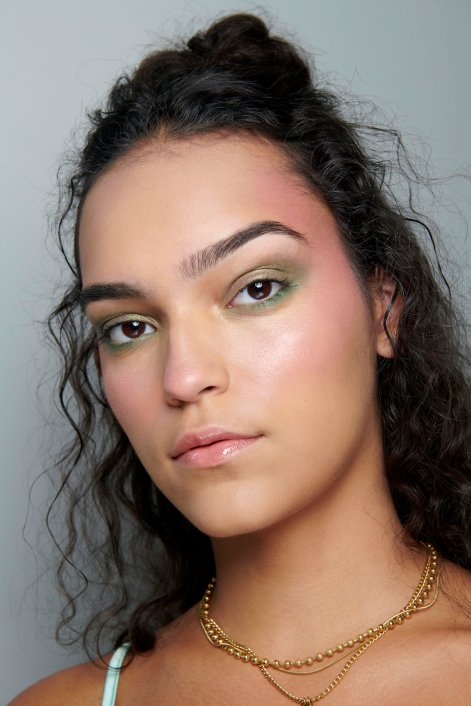 kolorowe-powieki-modny-makijaż-oczu-wiosna-lato-2026-Tiffany Brown bbt S23 005