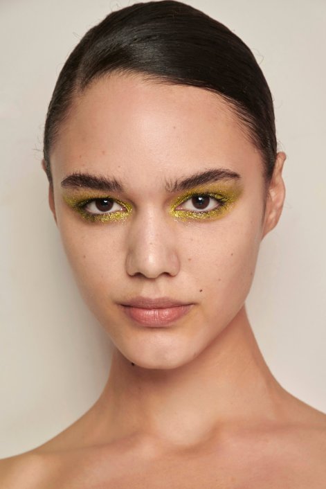 kolorowe-powieki-modny-makijaż-oczu-wiosna-lato-2026-Mark Fast bbt S23 034