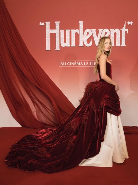 Stylizacja Margot Robbie z premiery filmu Wichrowe wzgóza w Paryżu
