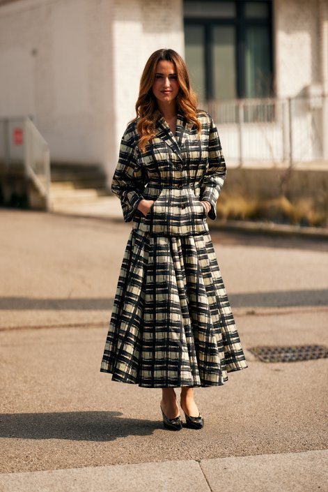 rozkloszowane-spódnice-trendy-wiosna-lato-2026-Milano str F25 0565