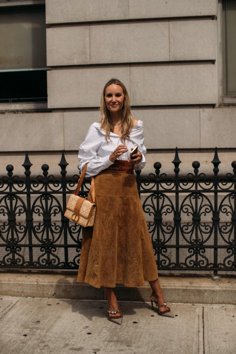 rozkloszowane-spódnice-trendy-wiosna-lato-2026-New York str S25 0461