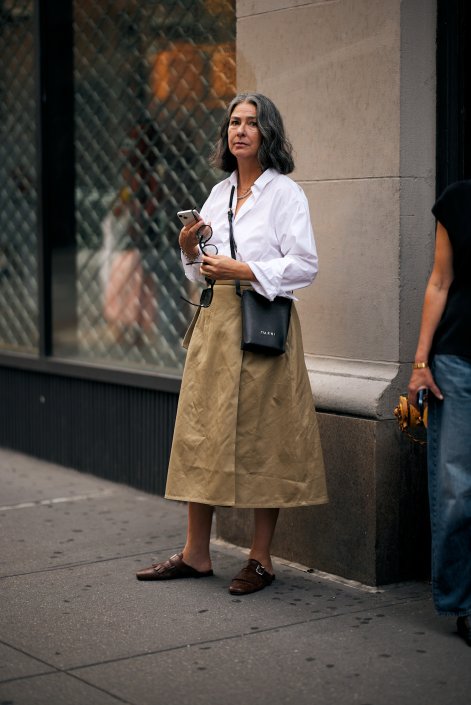 rozkloszowane-spódnice-trendy-wiosna-lato-2026-New York str S26 1005