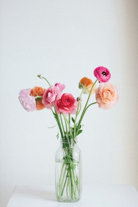 kwiatowe dekoracje z jaskrów azjatyckich