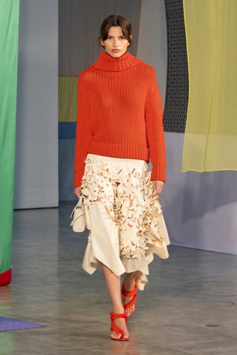 czerwony-sweter-trendy-wiosna-lato-2026-Schouler PO S26 028