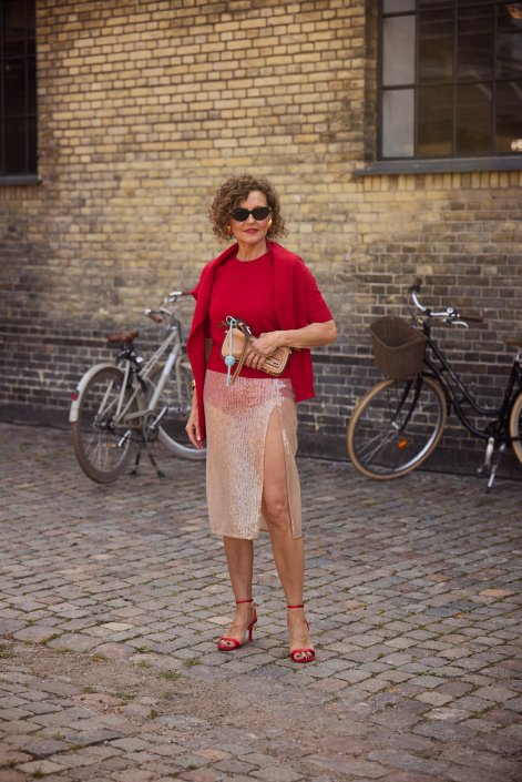 czerwony-sweter-trendy-wiosna-lato-2026-stylizacje-Copenhagen str S25 0437