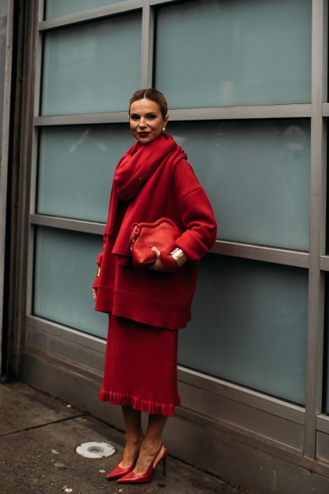 czerwony-sweter-trendy-wiosna-lato-2026-stylizacje-New York str F25 0117