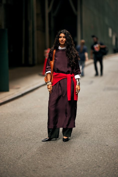 czerwony-sweter-trendy-wiosna-lato-2026-stylizacje-New York str S26 0752