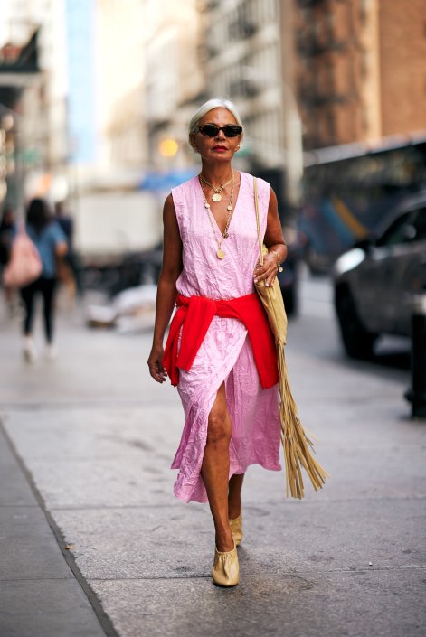 czerwony-sweter-trendy-wiosna-lato-2026-stylizacje-New York str S26 0995