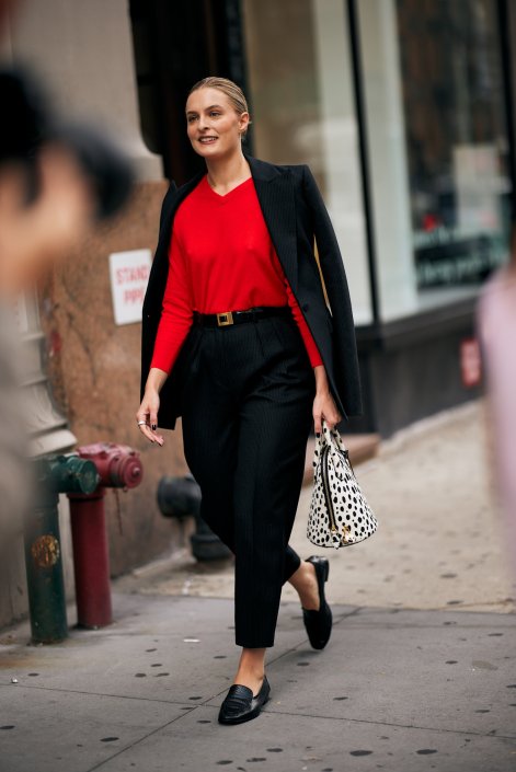 czerwony-sweter-trendy-wiosna-lato-2026-stylizacje-New York str S26 1025