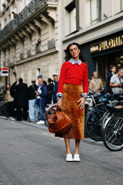 czerwony-sweter-trendy-wiosna-lato-2026-stylizacje-Paris str S26 0631