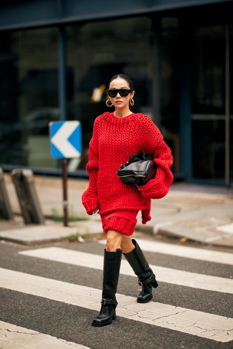 czerwony-sweter-trendy-wiosna-lato-2026-stylizacje-Paris str S26 2669