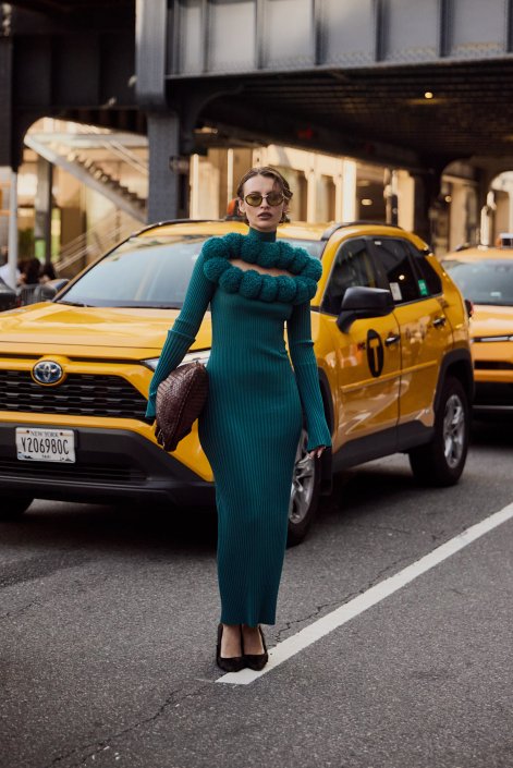 sukienki-bodycon-trendy-wiosna-lato-2026-stylizacje-New York str S25 1202