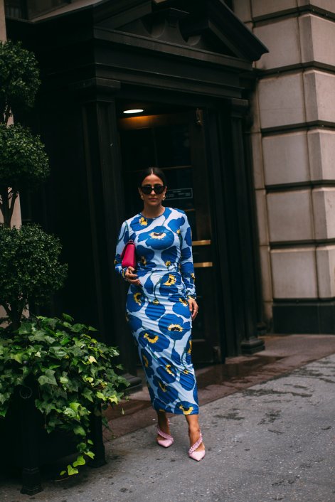 sukienki-bodycon-trendy-wiosna-lato-2026-stylizacje-New York str S23 1143