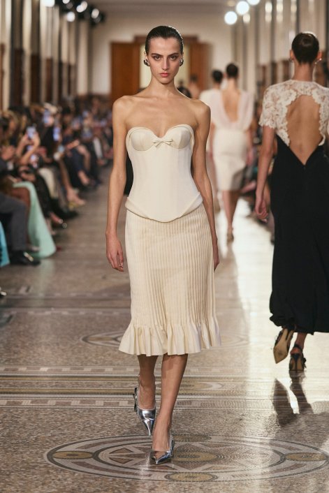 plisowane-spódnice-trendy-wiosna-lato-2026-Hobeika PO S26 007