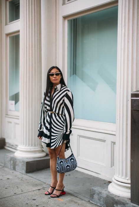 sukienki-koszulowe-trendy-wiosna-lato-2026-New York str S23 0317