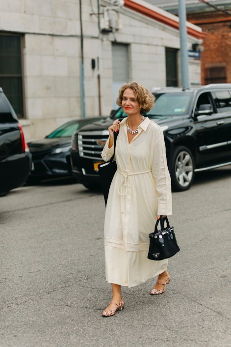 sukienki-koszulowe-trendy-wiosna-lato-2026-New York str S23 1518