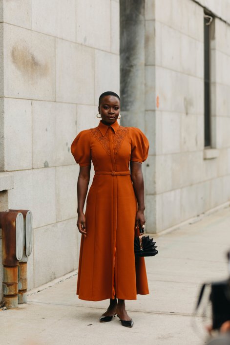 sukienki-koszulowe-trendy-wiosna-lato-2026-New York str S23 1524